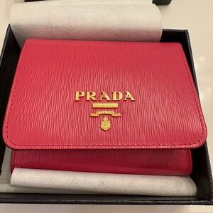 Prada Piccolo Patt. Vitello leather trifold wallet in Peonia
